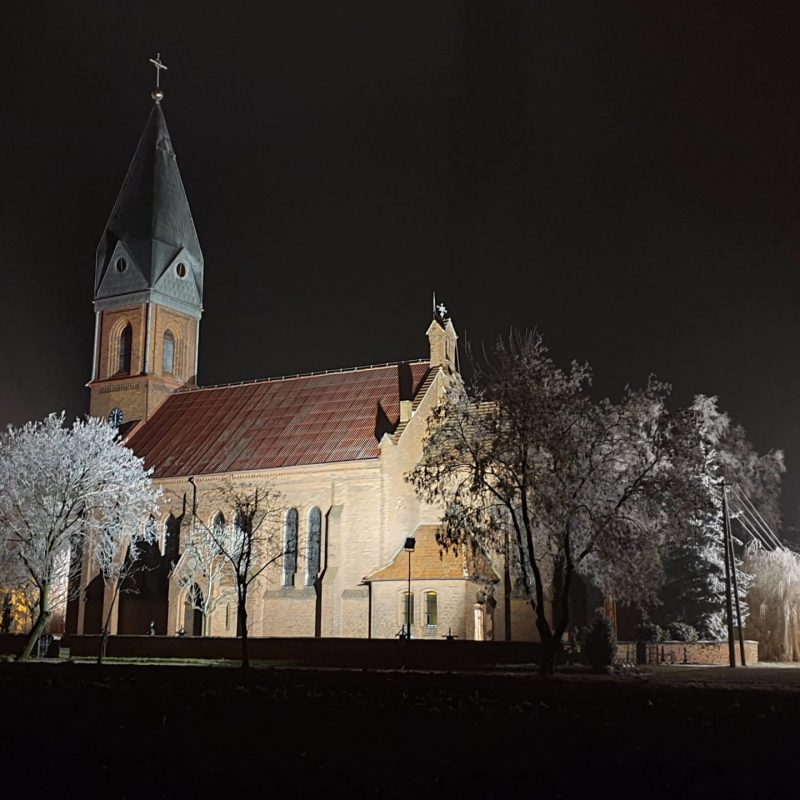 kościół w gozdowie w nocy